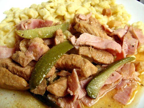 Tokány with pickled cucumbers