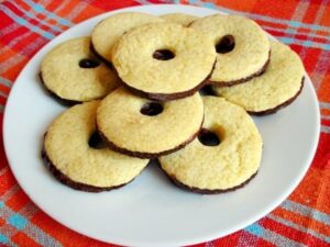 Hungarian vintage cookies: Chocolate-vanilla rings