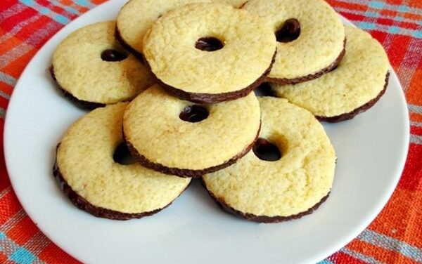 Hungarian vintage cookies: Chocolate-vanilla rings