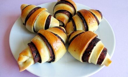 Chocolate bilberry crescents