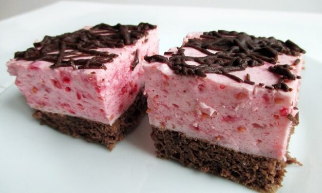 Raspberry foam cake
