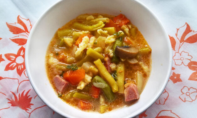 Wax bean soup with ham and shredded noodles